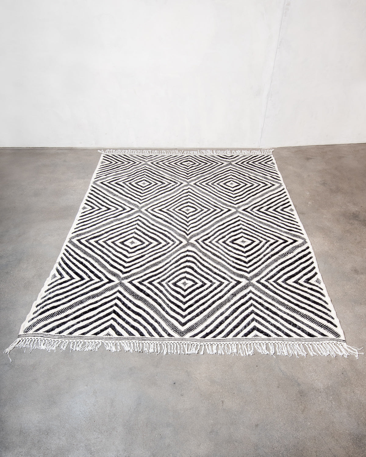 Modern, handcrafted Berber rug from Morocco. Flat-woven Kelim carpet in black and white design. Made of 100% wool.